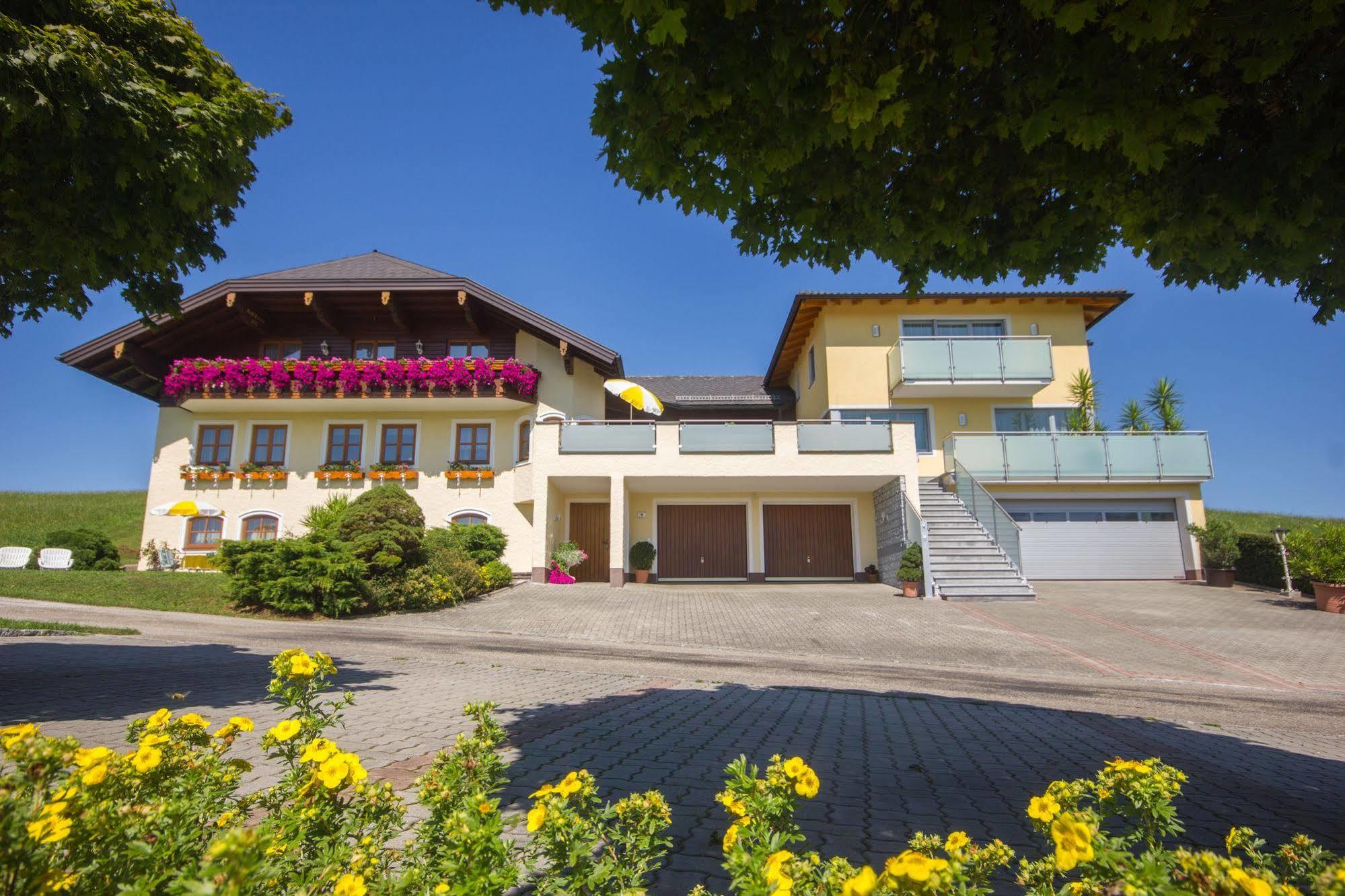 Gaestehaus Stabauer モントゼー エクステリア 写真