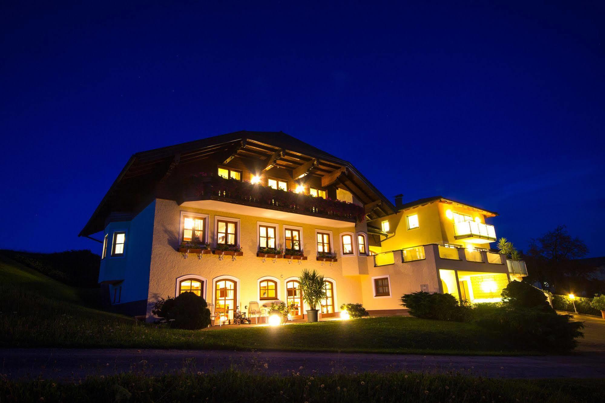 Gaestehaus Stabauer モントゼー エクステリア 写真