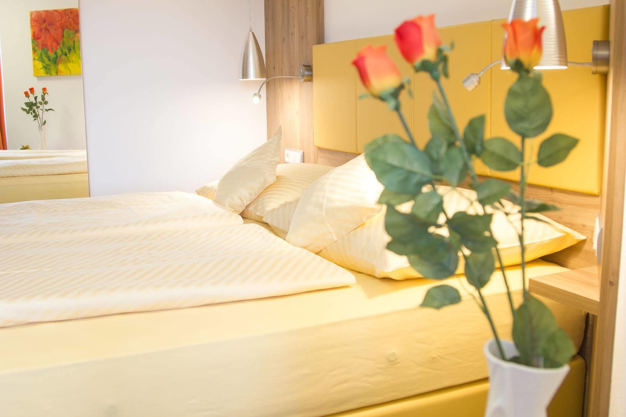 Gaestehaus Stabauer モントゼー エクステリア 写真