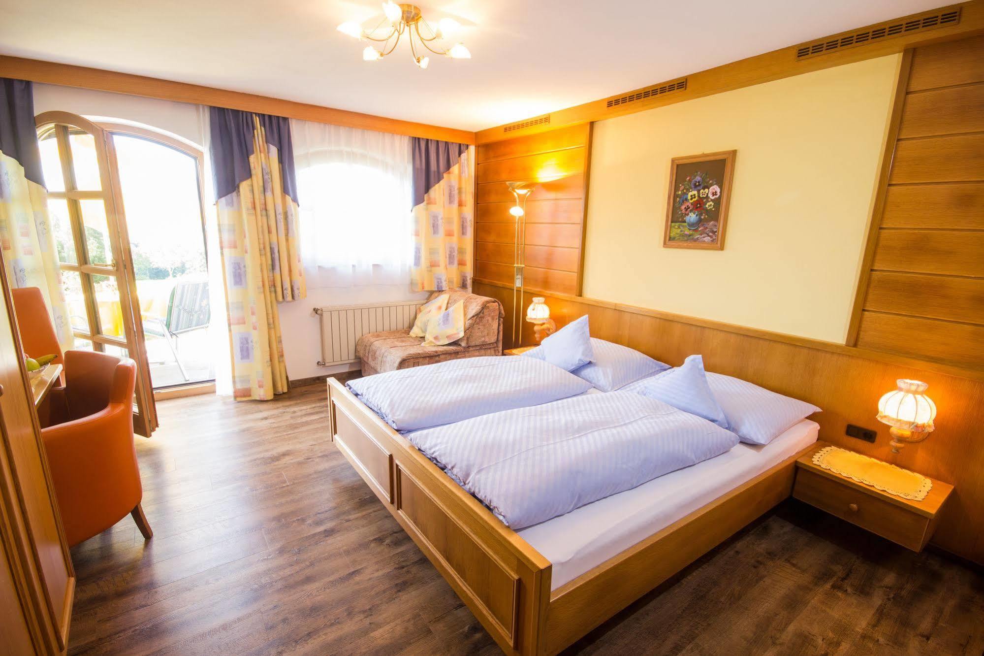 Gaestehaus Stabauer モントゼー エクステリア 写真